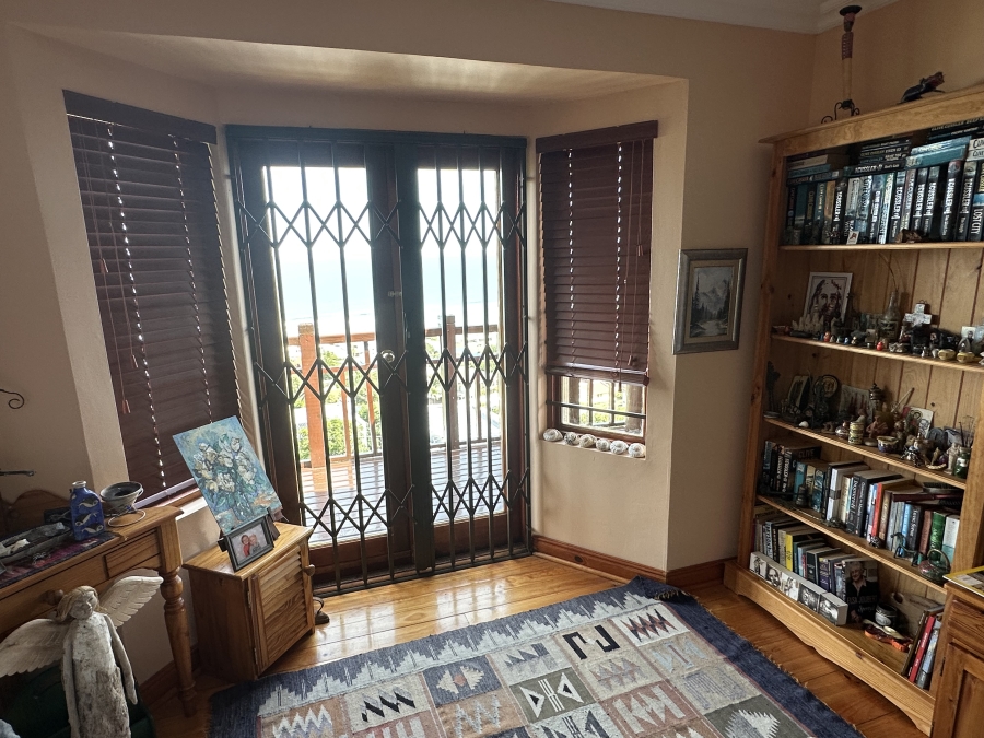 6 Bedroom Property for Sale in Outeniqua Strand Western Cape